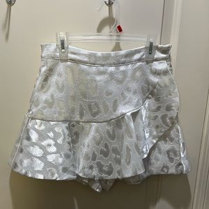 White DO + BE skort with a leopard pattern and zipper along the side